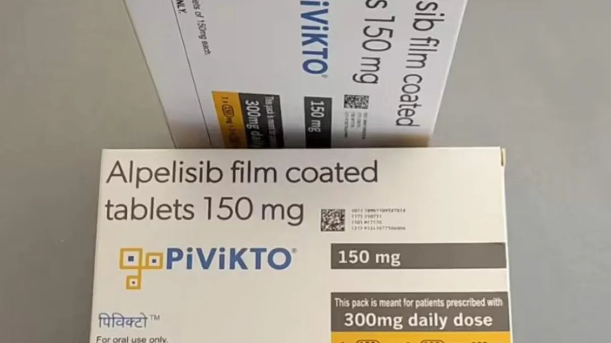 患者手持阿培利斯药品说明书仔细阅读用法用量